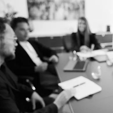 Menschen die am Tisch sitzen und eine Unterhaltung führen